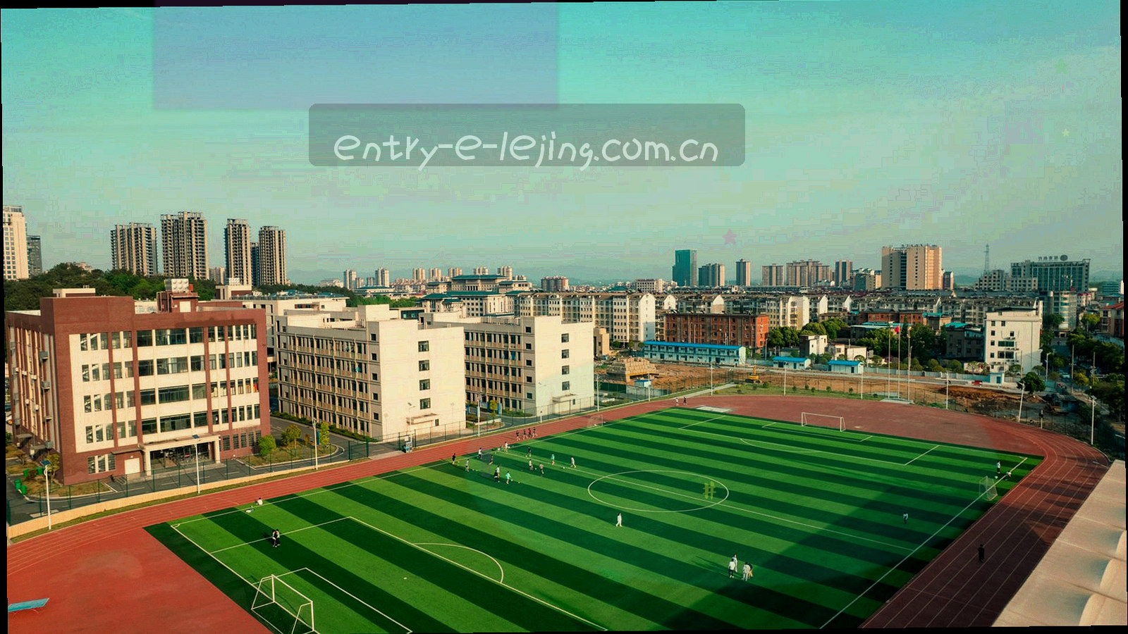 夜间体育场馆入口与城市建筑线条的冷色调画面